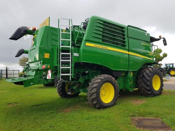 John Deere T550 Combine picture