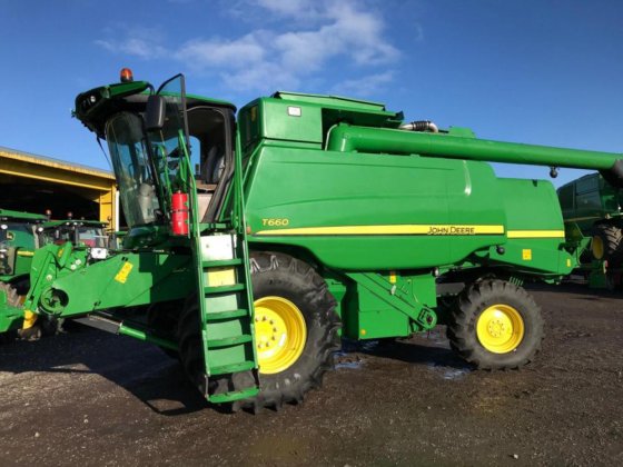 John Deere T660 Combine picture