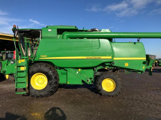 John Deere T660 Combine picture