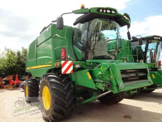 John Deere T670 Combine picture