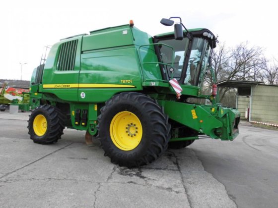 John Deere T670 Combine picture