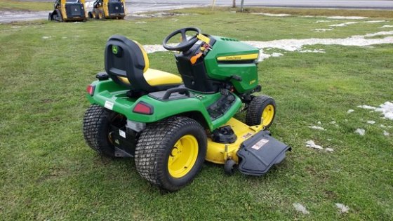 John Deere X580 Lawn Mower picture