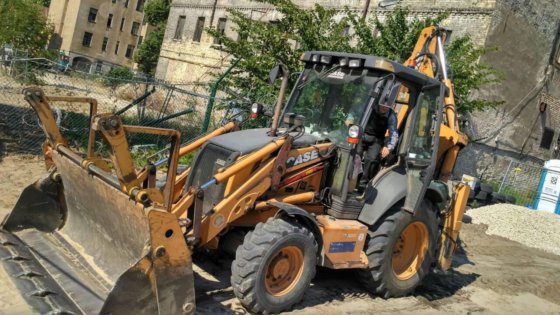 Case CE 580 Backhoe Loader picture
