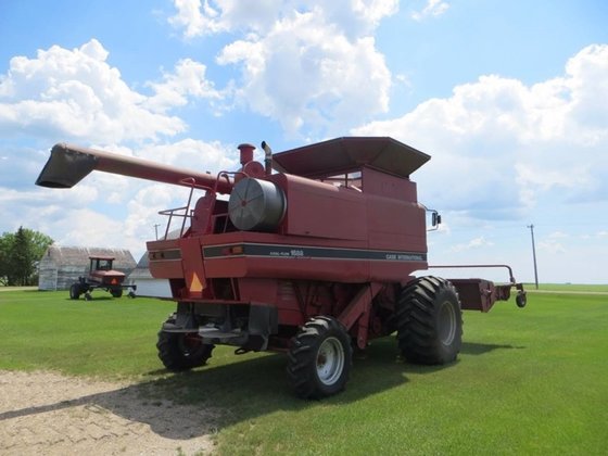 Case IH 1688 Combine picture