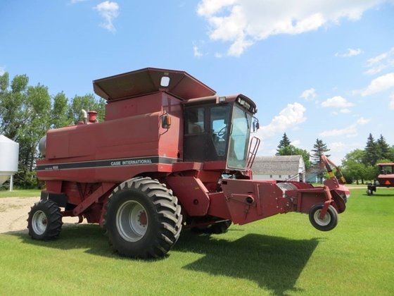 Case IH 1688 Combine picture