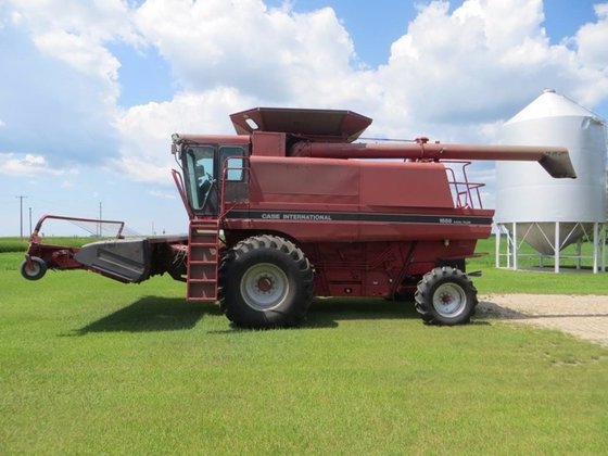 Case IH 1688 Combine picture