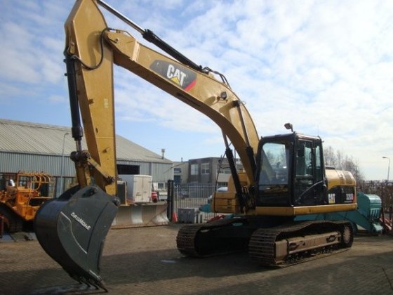 Caterpillar 320D Excavator picture