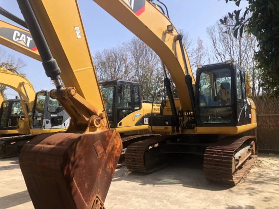 Caterpillar 323D Excavator picture