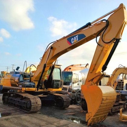 Caterpillar 330D Excavator picture