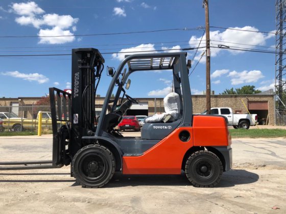 Toyota 8FDU30 Forklift picture