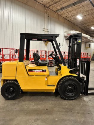 Caterpillar DP40K Forklift picture