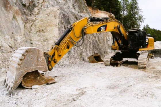 Caterpillar 340 Excavator picture