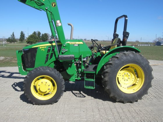 John Deere 5085E Tractor picture