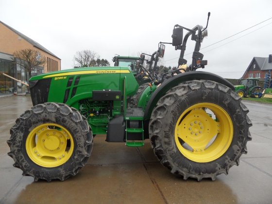 John Deere 5085M Tractor picture