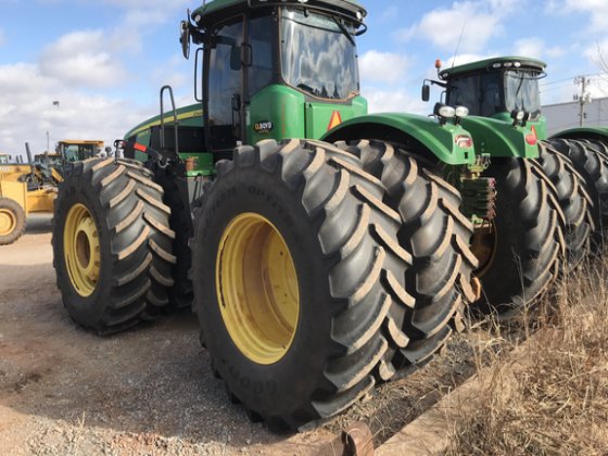 John Deere 9560R Tractor picture