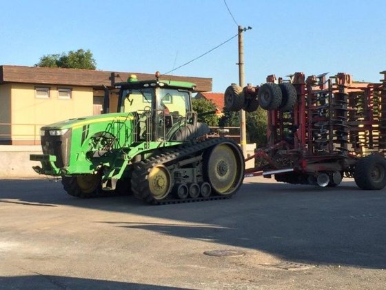 John Deere 9560RT Tractor picture