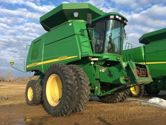 John Deere 9760 STS Combine picture