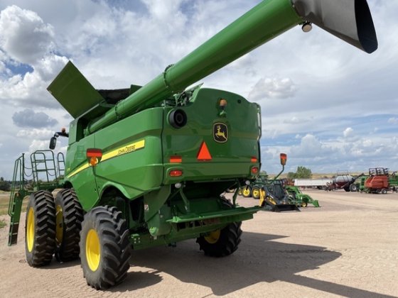 John Deere S770 Combine picture