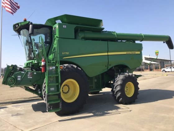 John Deere S770 Combine picture