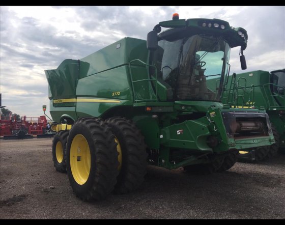 John Deere S770 Combine picture