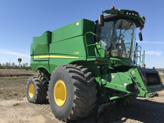John Deere S780 Combine picture