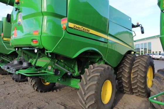 John Deere S780 Combine picture
