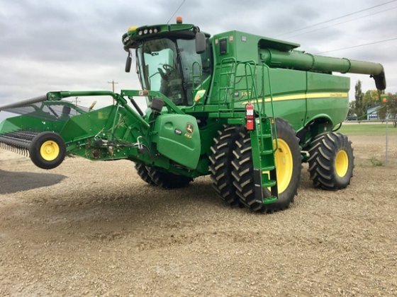John Deere S780 Combine picture