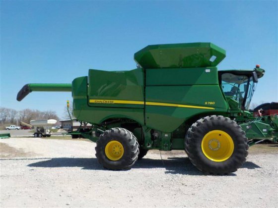 John Deere S780 Combine picture