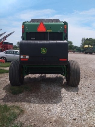 John Deere 560M Baler picture