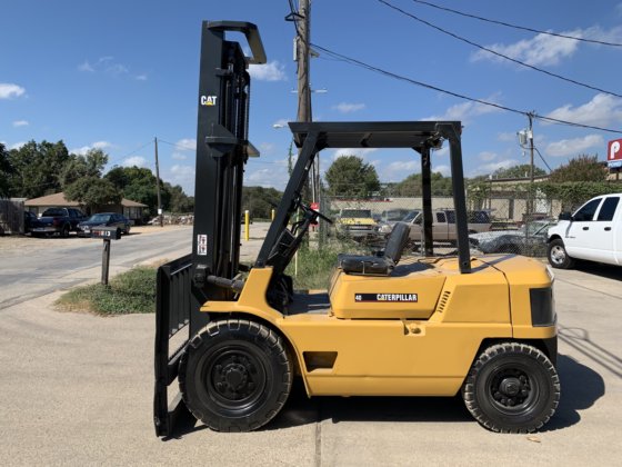 Caterpillar DP40 Forklift picture