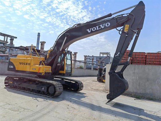 Volvo EC210B Excavator picture