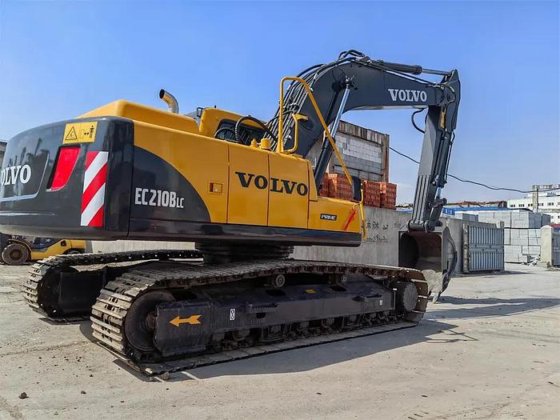 Volvo EC210B Excavator picture