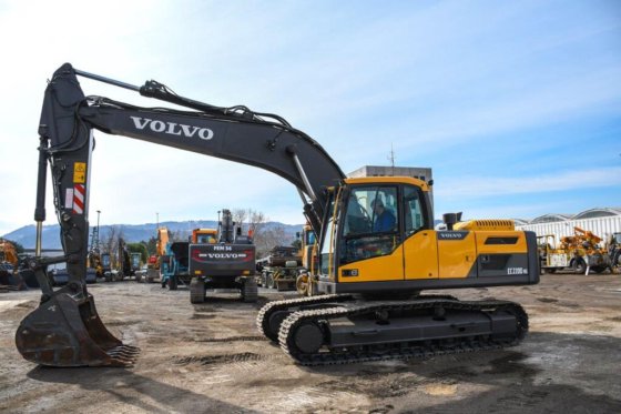 Volvo EC220D Excavator picture