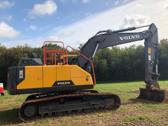 Volvo EC220EL Excavator picture