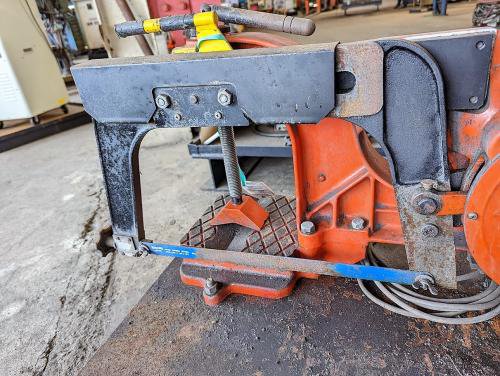 携帯式帯鋸盤　Band Sawing Machine