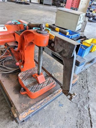 携帯式帯鋸盤　Band Sawing Machine