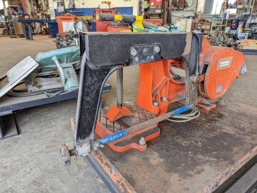 携帯式帯鋸盤　Band Sawing Machine