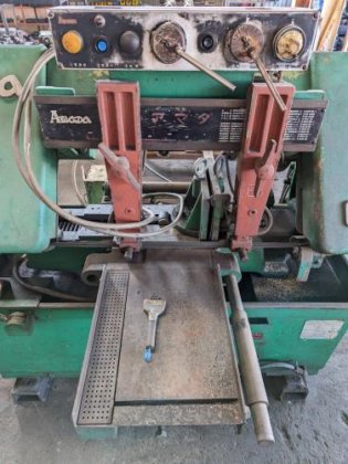 バンドソー　Band Sawing Machine