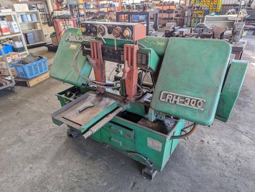 バンドソー　Band Sawing Machine