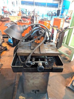 工具研削盤　Tool Grinding Machine