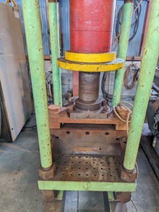 プレス機　Press Machine