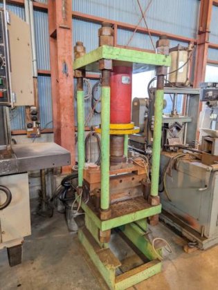 プレス機　Press Machine