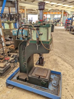 プレス機　Press Machine