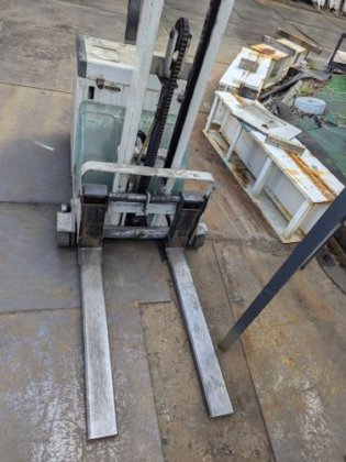 0.9t 电池手动升降机 电池手动升降机