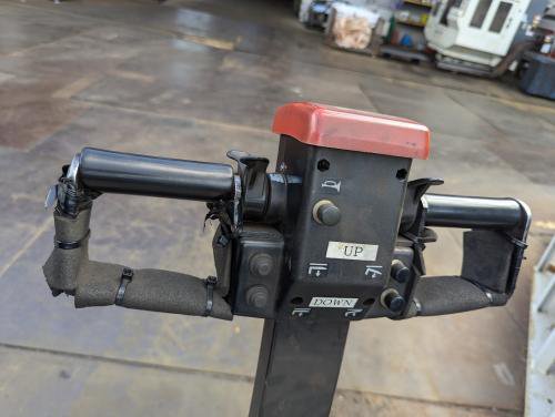 0.9t 电池手动升降机 电池手动升降机