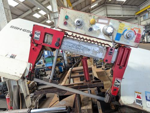 バンドソー　Band Sawing Machine