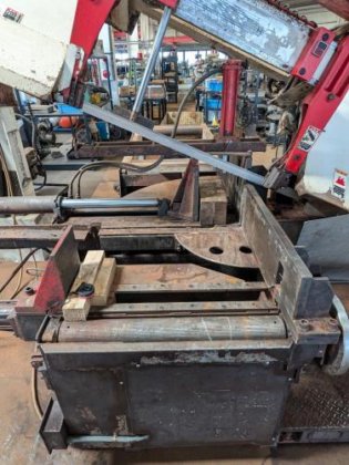 バンドソー　Band Sawing Machine