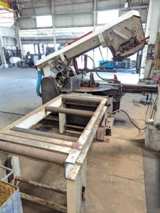 バンドソー　Band Sawing Machine