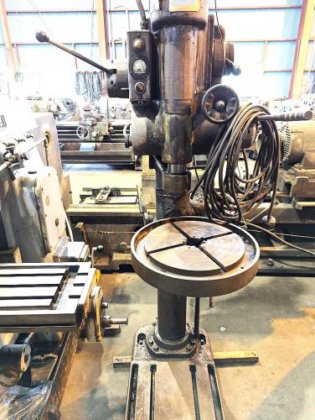 直立ボール盤　Upright Drilling Machine