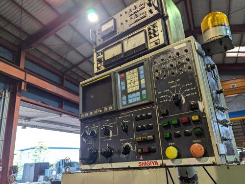 円筒研削盤　Cylindrical Grinder